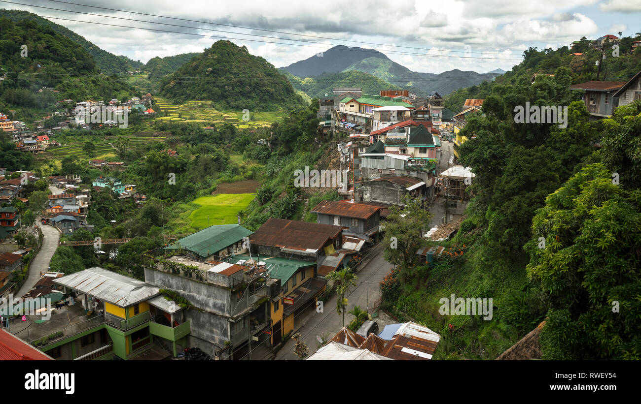 Villaggio di montagna con terrazzi di riso e la valle verde - Banaue, Ifugao, Filippine Foto Stock
