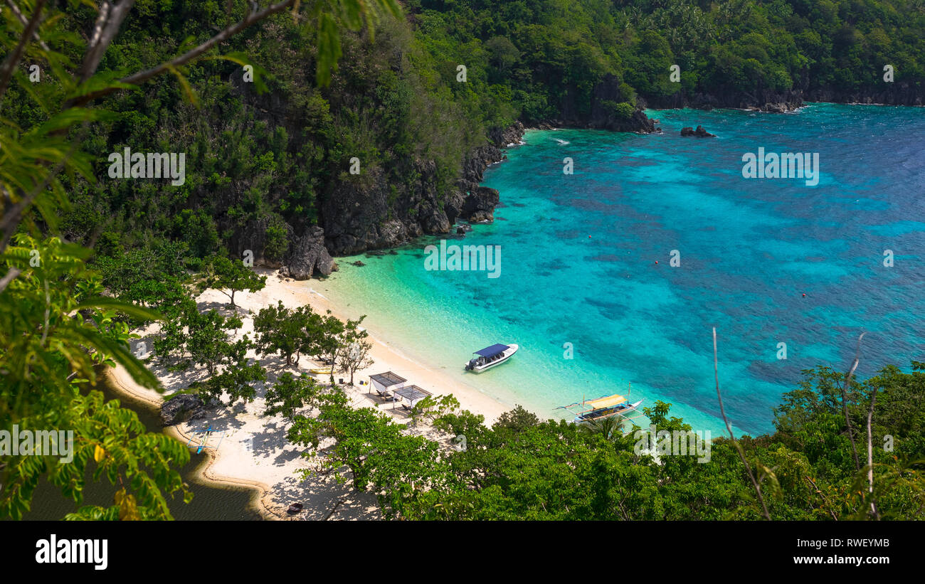 Paradiso nascosto baia con spiaggia di sabbia bianca e laguna - Tugawe, Caramoan - Filippine Foto Stock