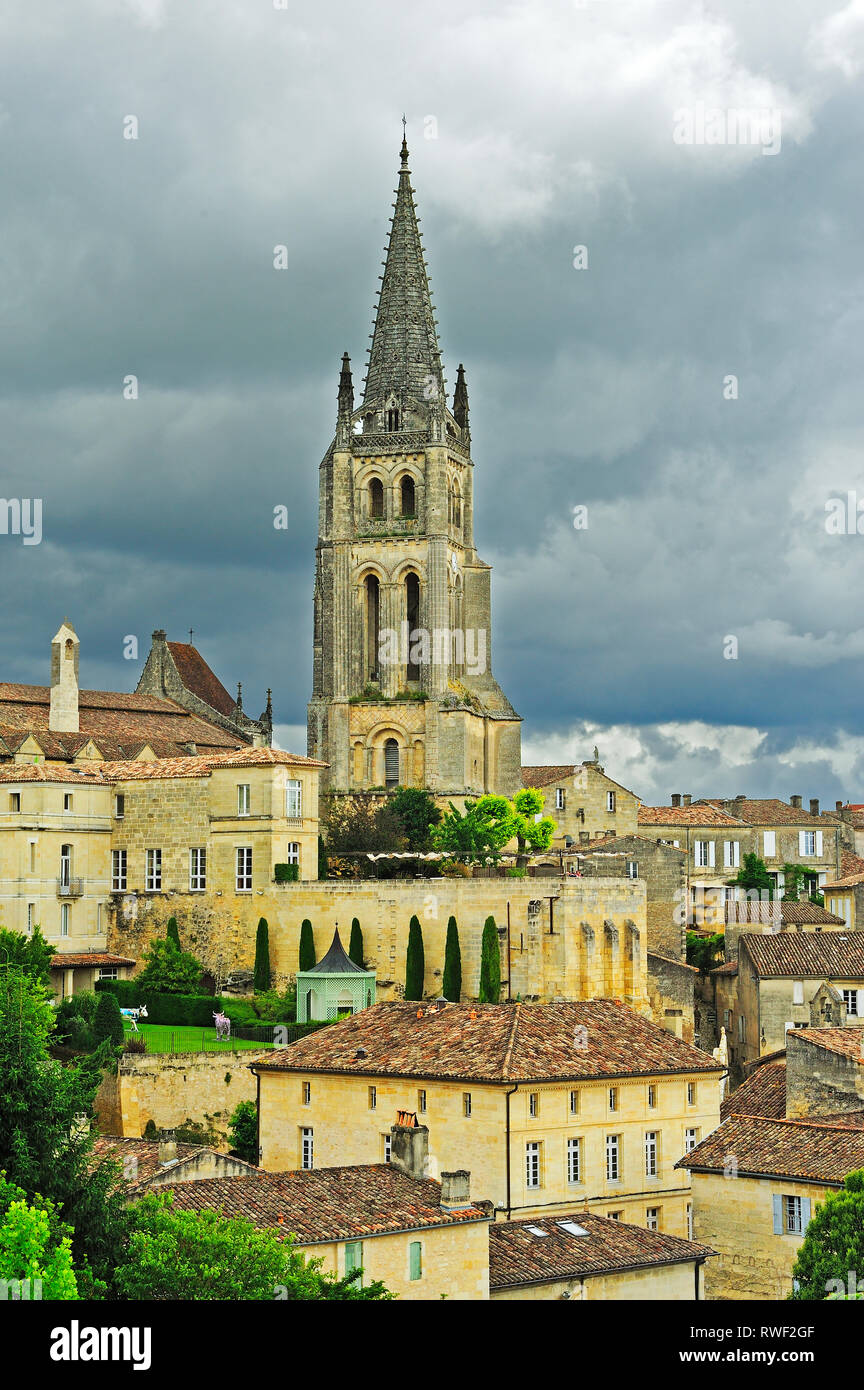 Città e chiesa monolitica, Saint-Emilion, Gironde Department, Aquitaine, Francia Foto Stock