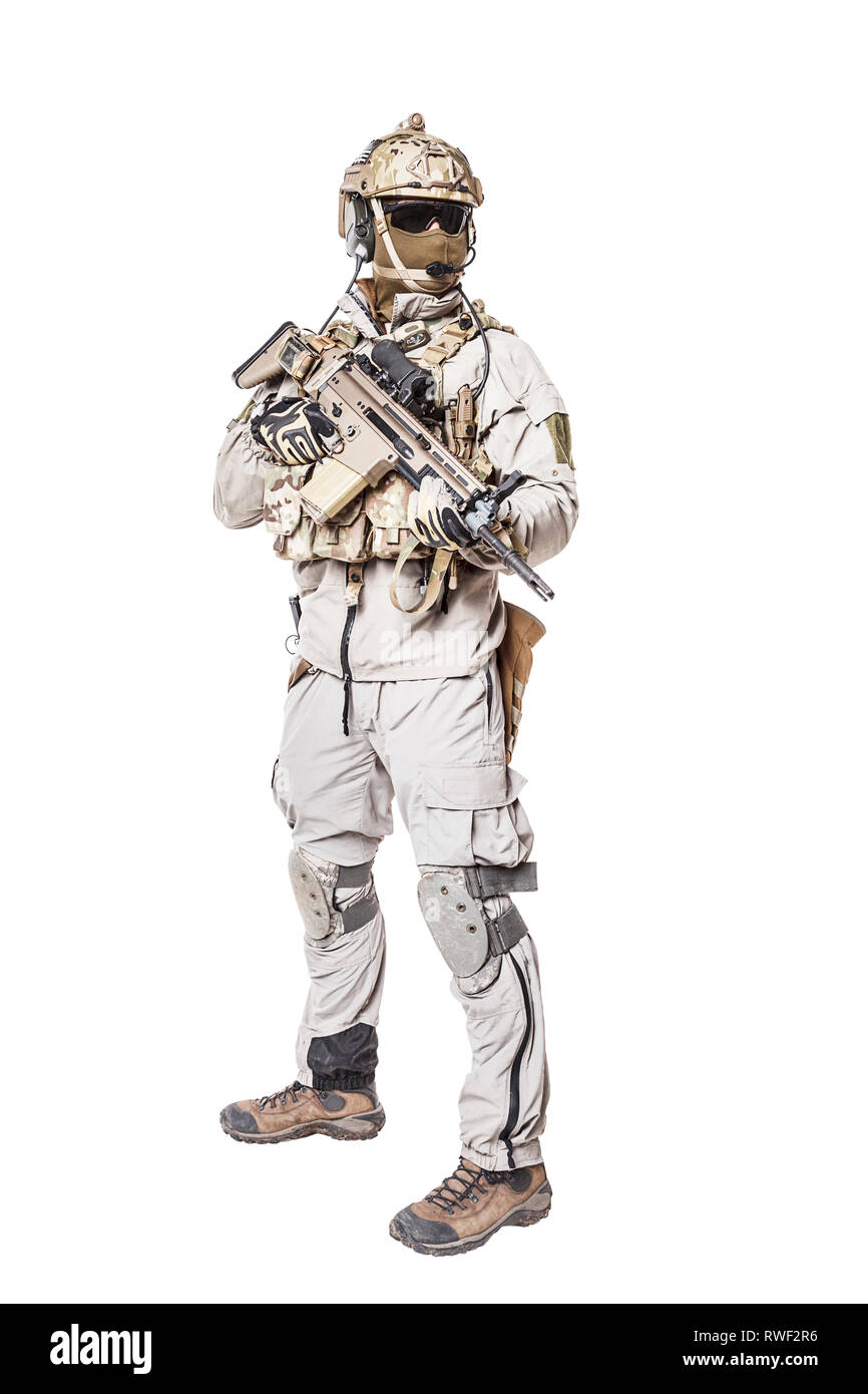 Soldato dell'esercito in Protective Combat Uniform holding fucile da assalto. Foto Stock