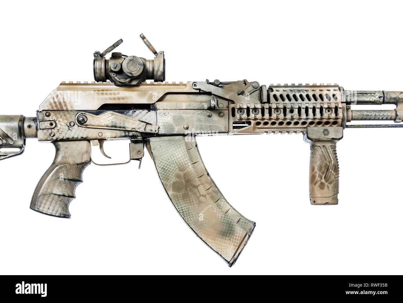 Close-up shot di fucile Kalashnikov con collimatore e fire maniglia di comando. Pistola è deserto dipinto camouflage, isolati su sfondo bianco. Foto Stock