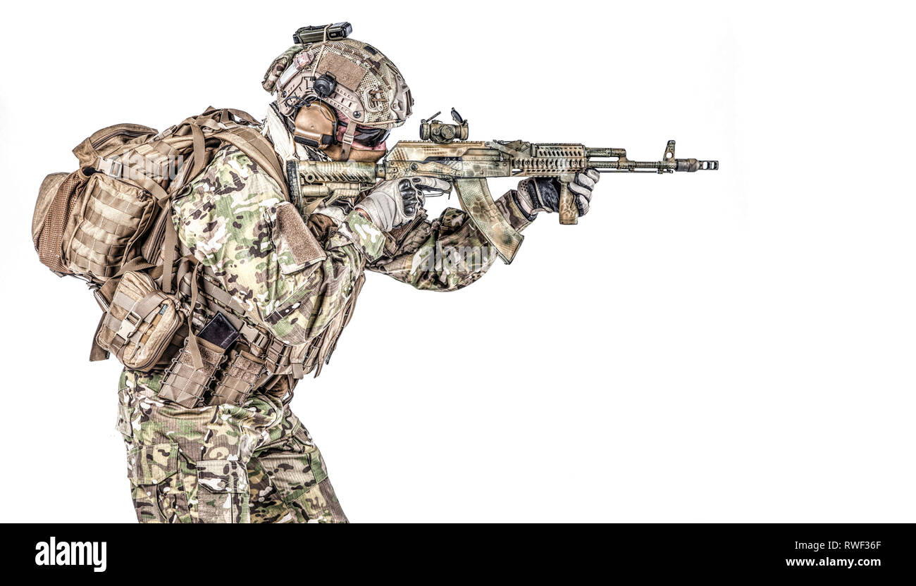 Operatore russo di forze per le operazioni speciali la ripresa di un kalashnikov fucile da assalto. Foto Stock