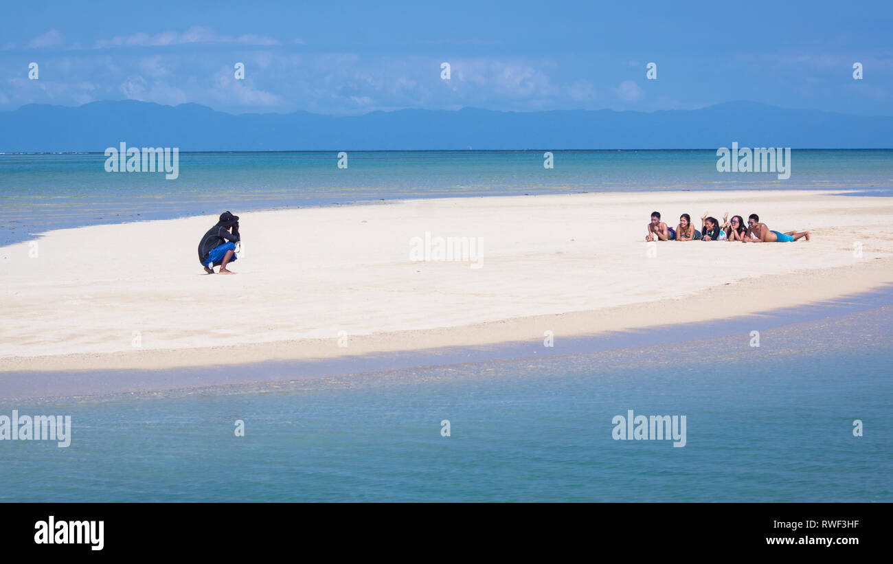 Manlawi Sandbar foto delle vacanze per i turisti - Caramoan, Filippine Foto Stock