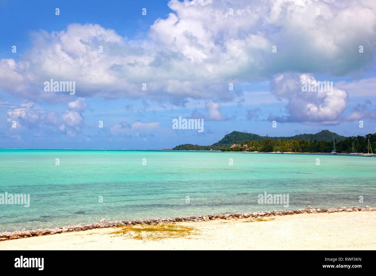 Bellissimo paesaggio con la spiaggia e le isole in background, Bora Bora, Polinesia francese. Foto Stock