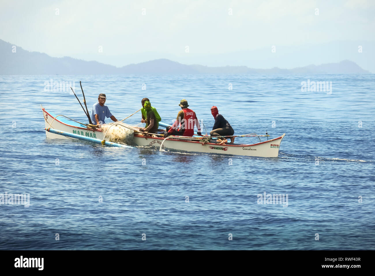 I pescatori filippino indossando maschere in barca con Net - Siargao island, Filippine Foto Stock