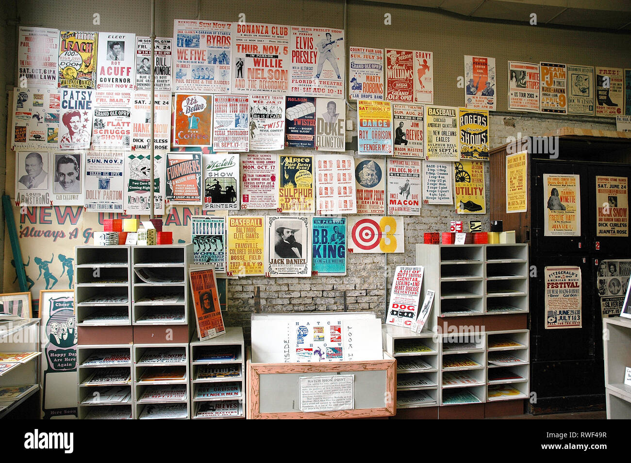 Nashville, TN, Stati Uniti d'America, 10 Ottobre 2006: poster le pareti della berlina Visualizza stampa in Nashville. Si tratta di uno dei più antichi di lavoro di stampa di stampa in rilievo i negozi. Foto Stock