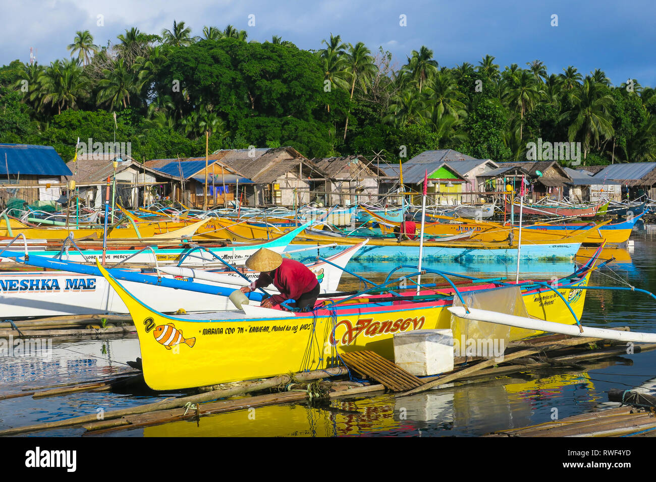 Tour guida con cappello conico in un colorato villaggio galleggiante - Siargao, Filippine Foto Stock