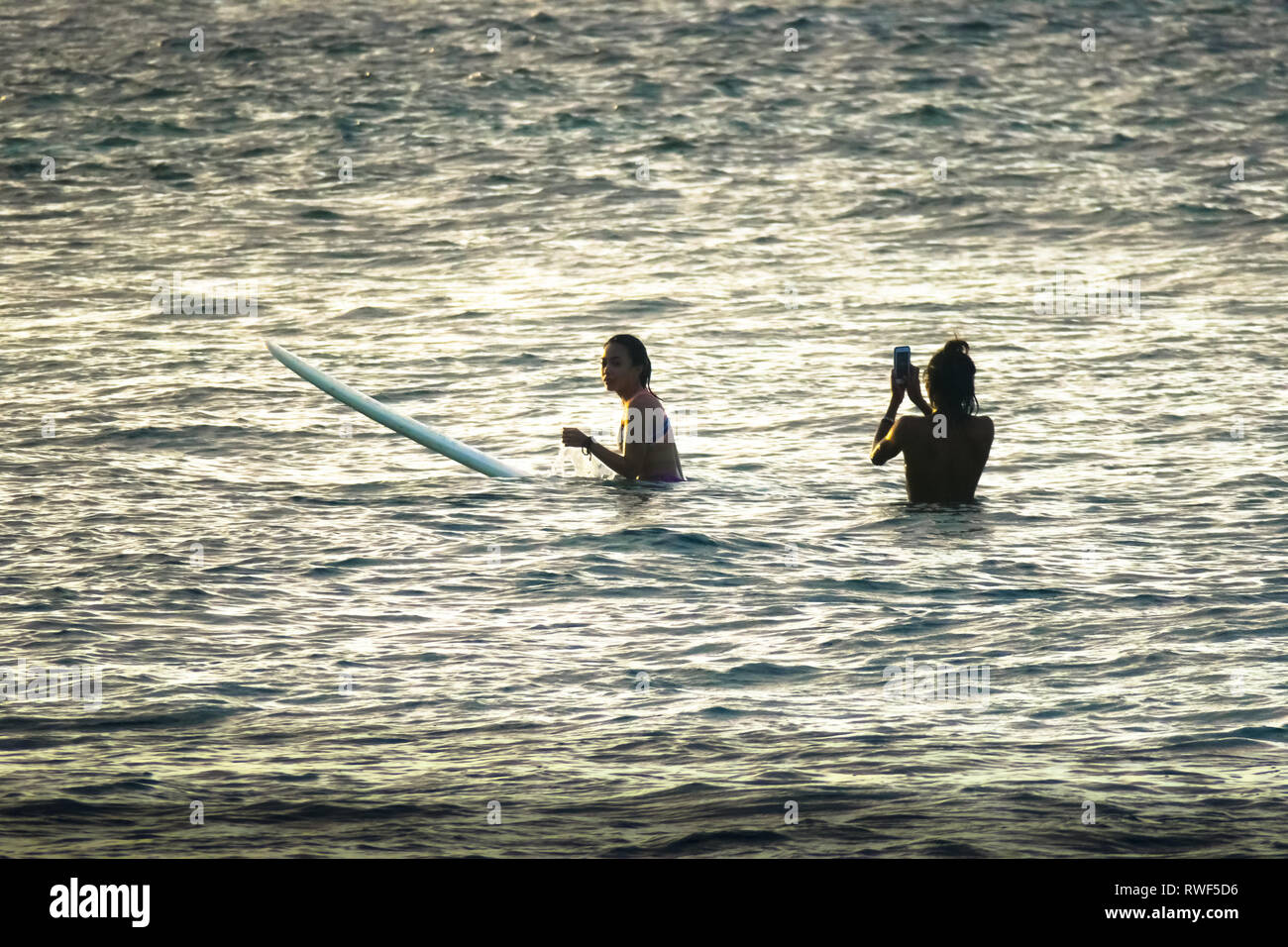 Istruttori di Surf di scattare le foto per donna Surfer Cliente - Cloud 9 - Siargao, Filippine Foto Stock