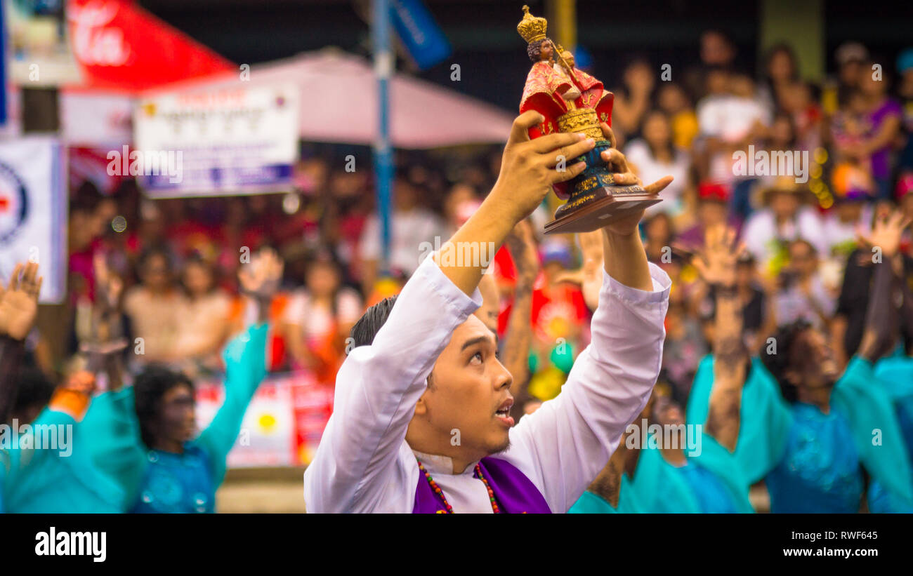 Attore regge idolo religioso a Dinagyang Festival, Iloilo - Filippine Foto Stock