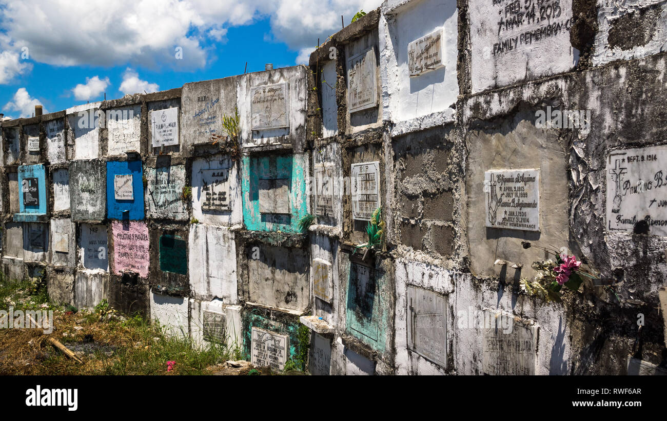 Tombe di cemento impilati al di sopra del suolo nei tropici - Catanduanes, Filippine Foto Stock