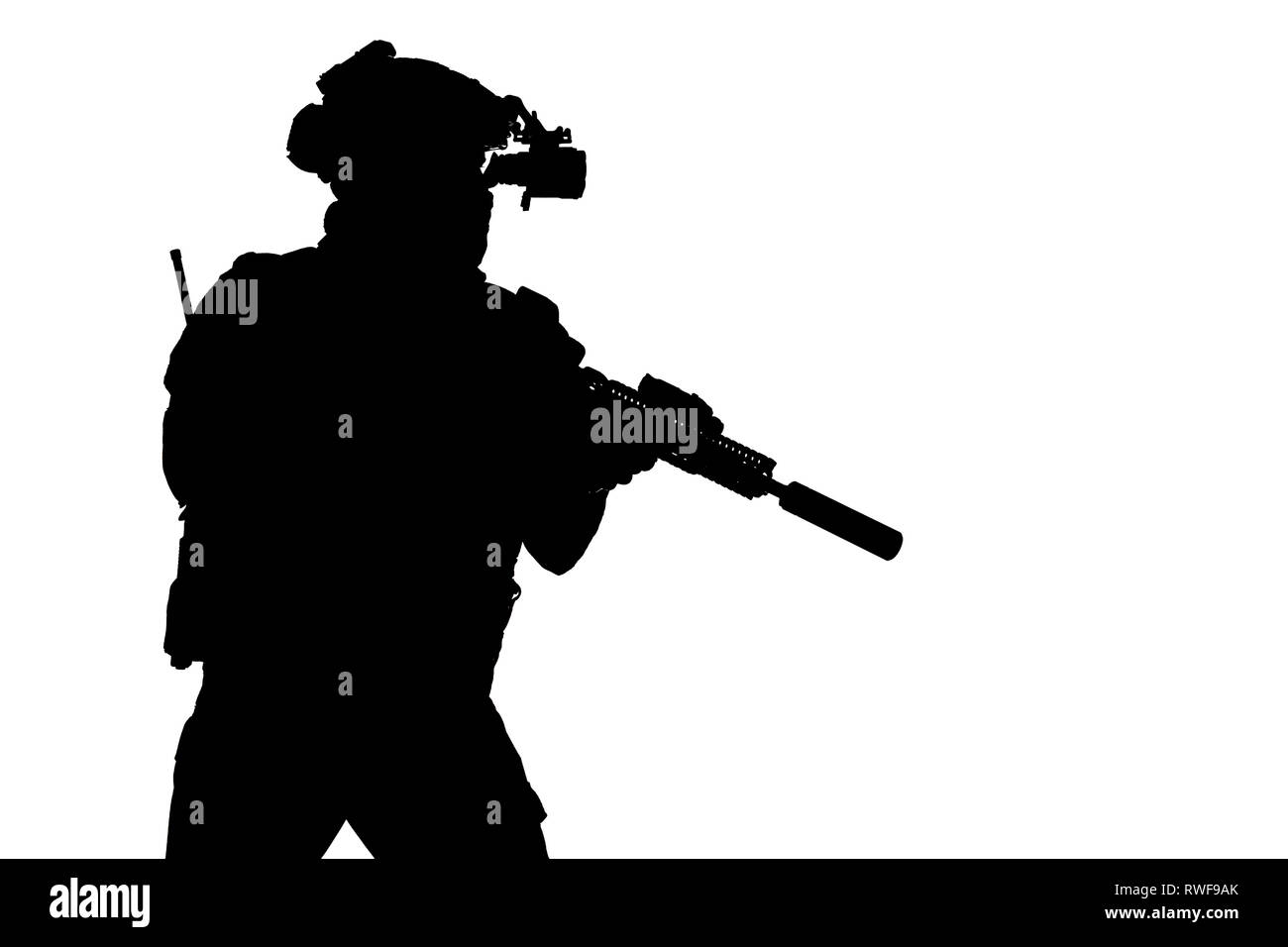 Le forze di sicurezza silhouette con arma, studio shot. Foto Stock