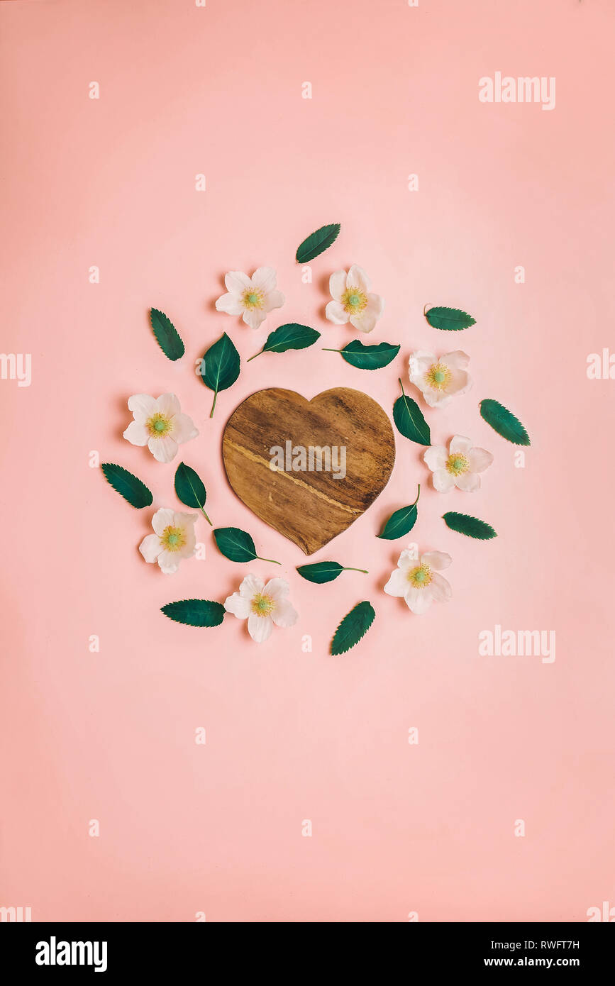 Layout creativi con rigogliosi alberi di Apple su uno sfondo blu. Lay piatto. Concetto - molla minimalismo Foto Stock