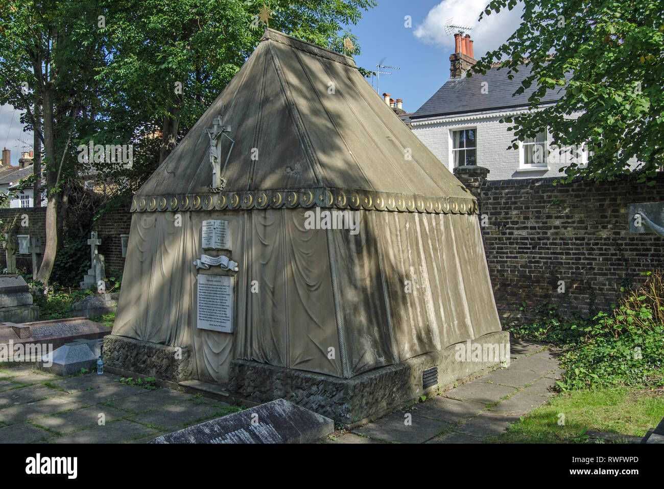 LONDON, Regno Unito - 20 settembre 2015: a forma di tenda la tomba del famoso esploratore Vittoriano Sir Richard Burton nel sagrato della chiesa di Santa Maria Maddalena Ca romana Foto Stock