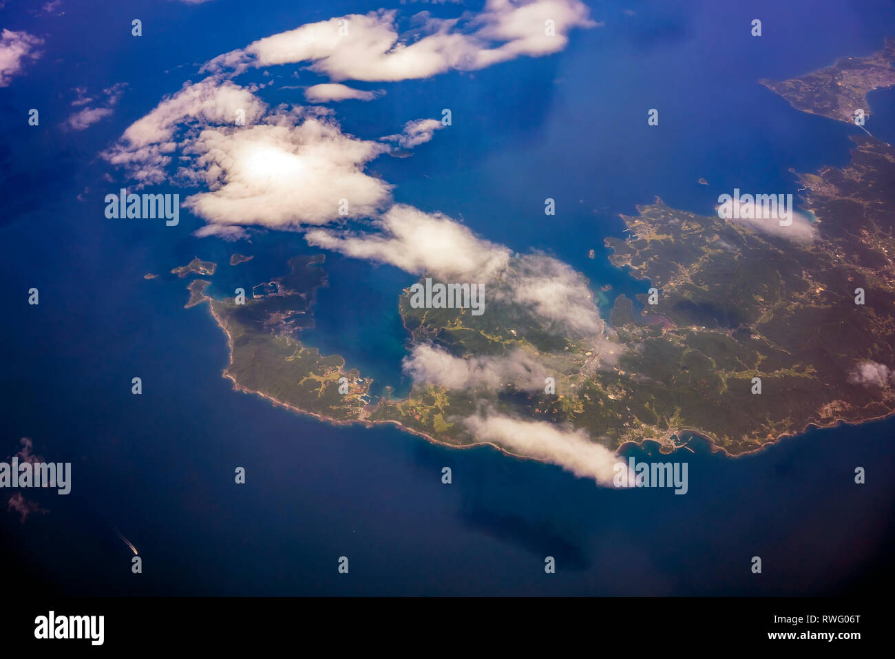 Vista aerea della Prefettura di Nagasaki vista da una sede di windows mentre si posa su un aereo, Giappone Foto Stock