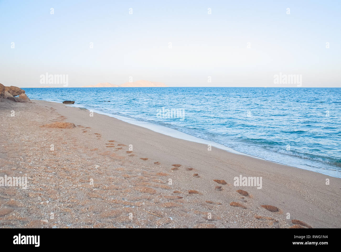 Giallo sabbia calda e in estate mare con cielo e spazio libero. Spiaggia tropicale paesaggio sfondo con copyspace Foto Stock