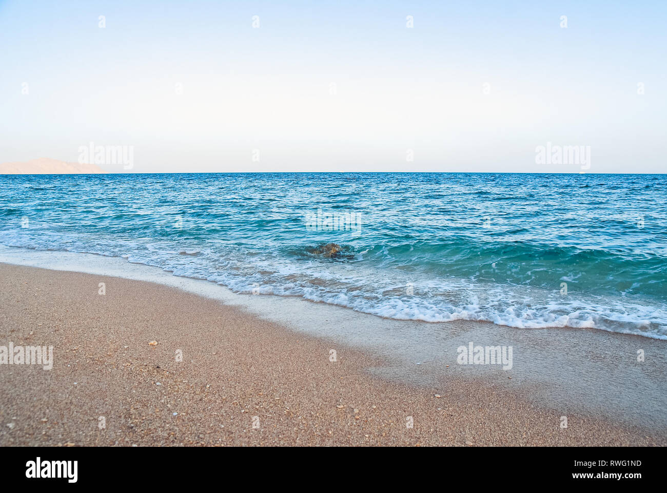 Giallo sabbia calda e in estate mare con cielo e spazio libero. Spiaggia tropicale paesaggio sfondo con copyspace Foto Stock