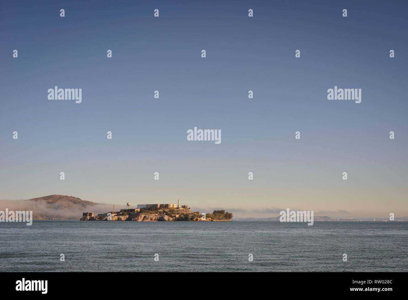 Alcatraz visto dalla riva con nebbia sopra l'acqua in background Foto Stock