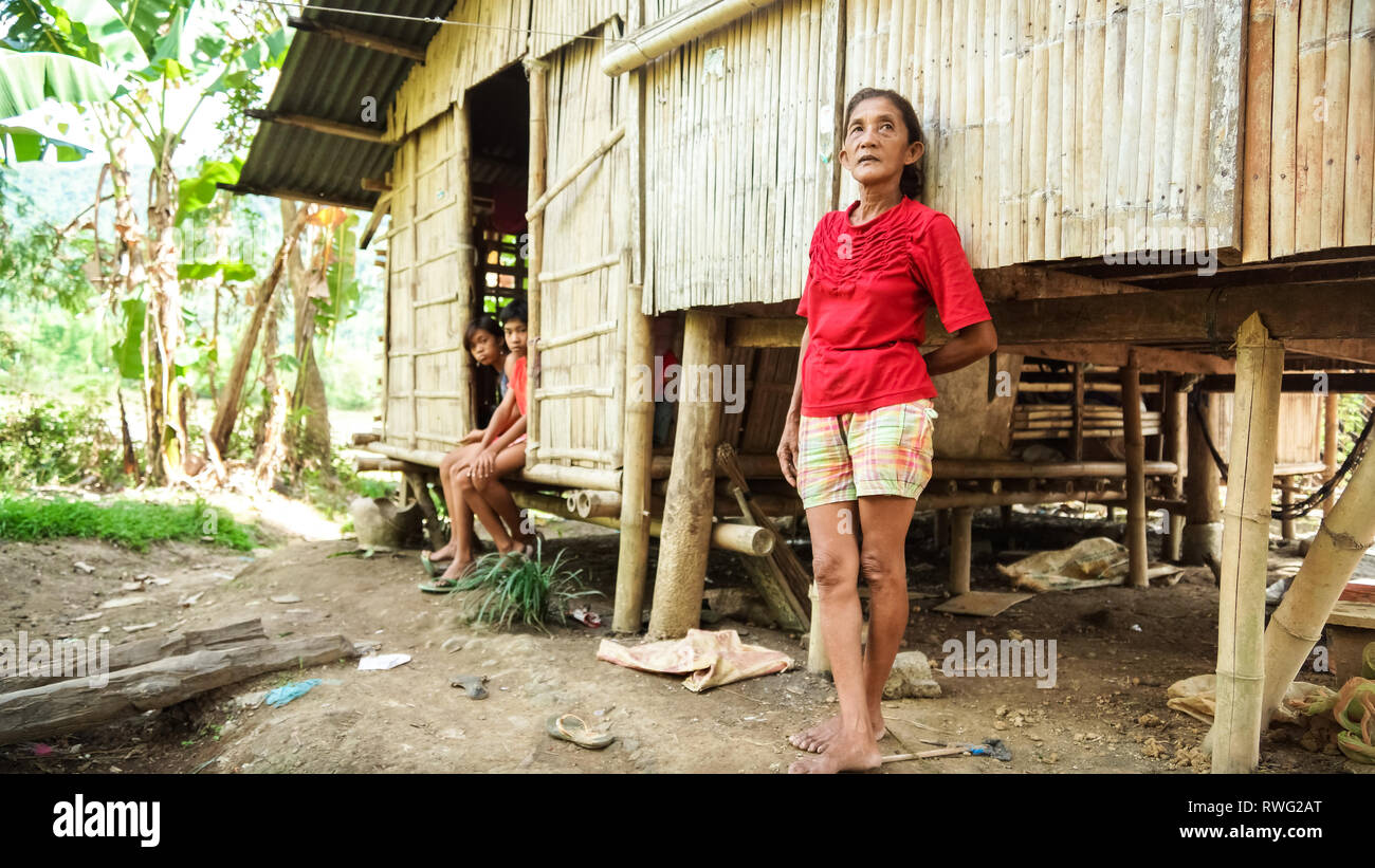 Nonna filippino con i nipoti, nel villaggio di Bamboo House - Tibiao, antichi - Filippine Foto Stock