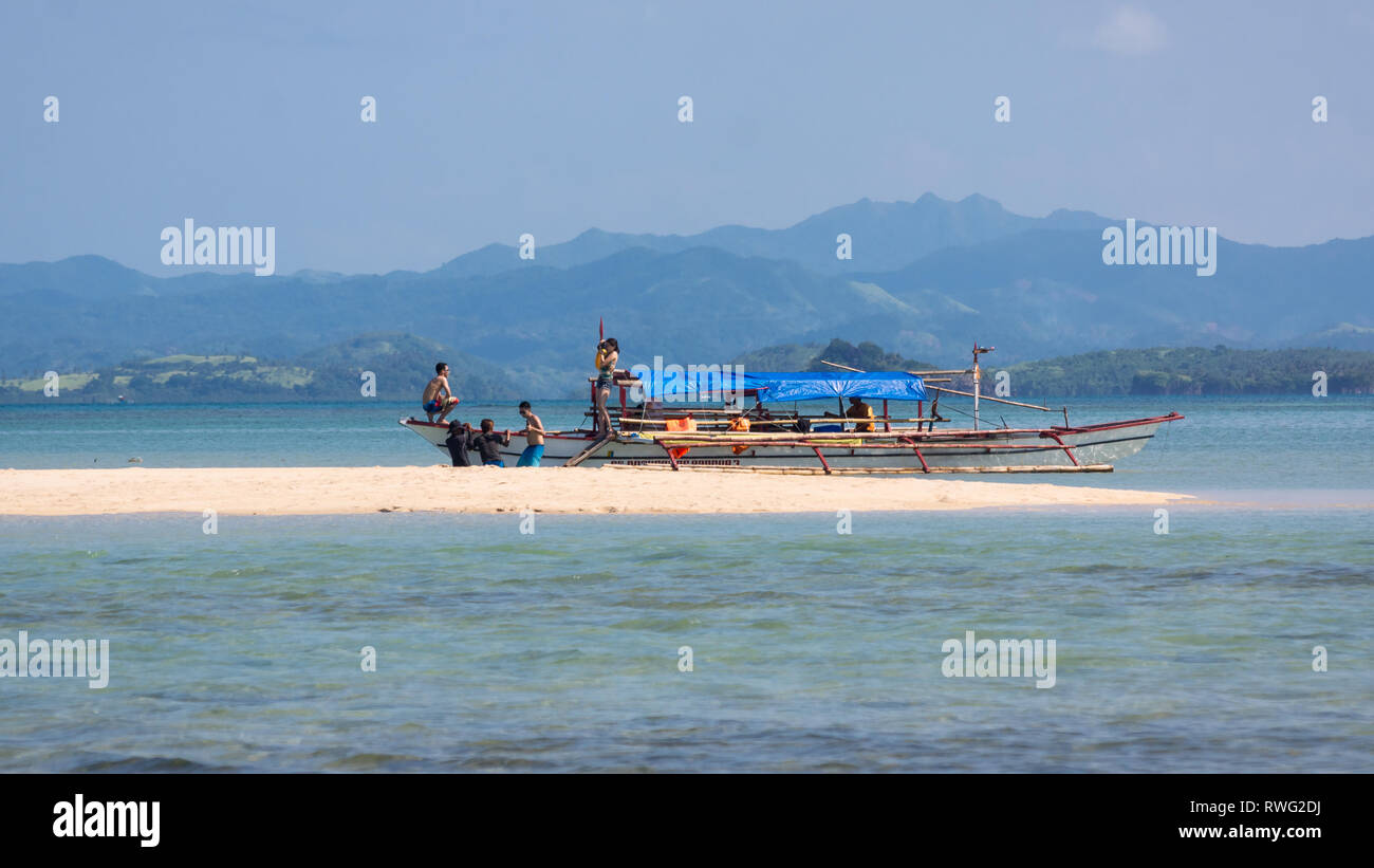 Manlawi Sandbar turisti in barca - Caramoan, Filippine Foto Stock