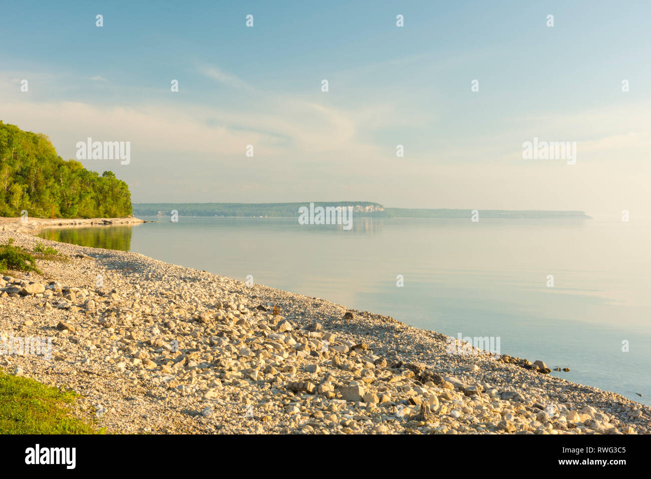 Spiaggia di ciottoli, affacciato su una tranquilla baia georgiana, la mattina presto in estate, testa di leone, Ontario, Canada Foto Stock