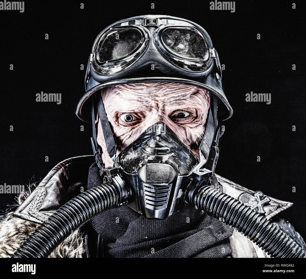 Brutto bruciato faccia del futuristico soldato nazista indossando maschera a gas. Foto Stock