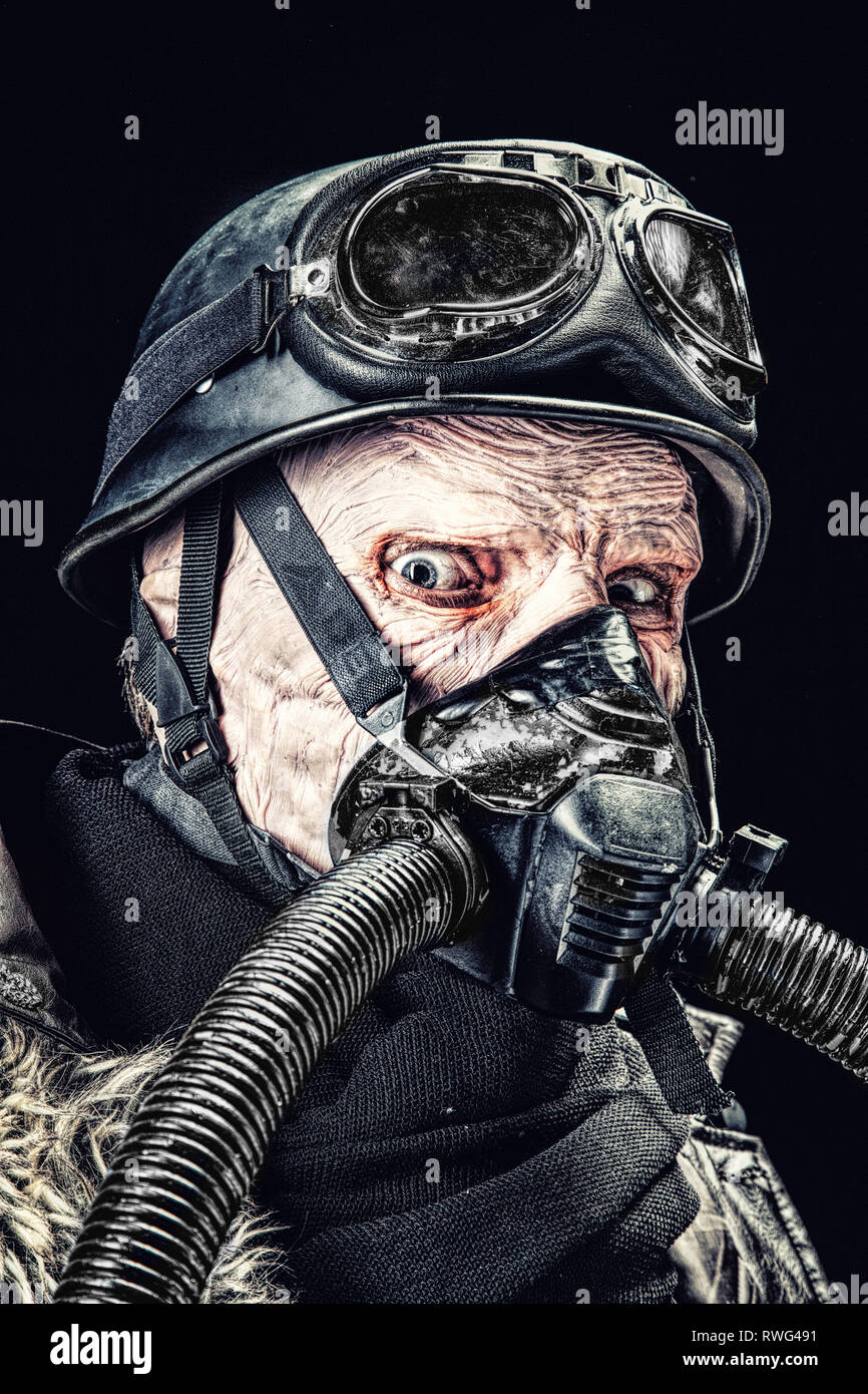 Brutto bruciato faccia del futuristico soldato nazista indossando maschera a gas. Foto Stock