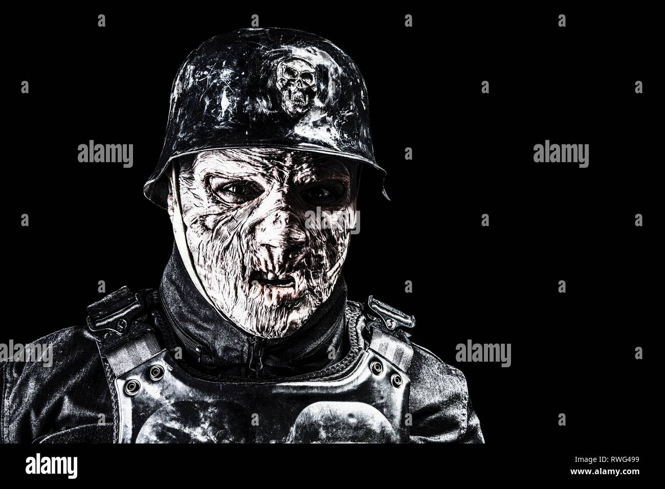 Brutto bruciato faccia del futuristico soldato nazista che indossa un casco in acciaio. Foto Stock