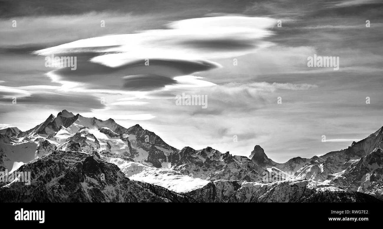 Matterhorn mit cumulius lenticularis Wolken in schwarz-weiß Foto Stock