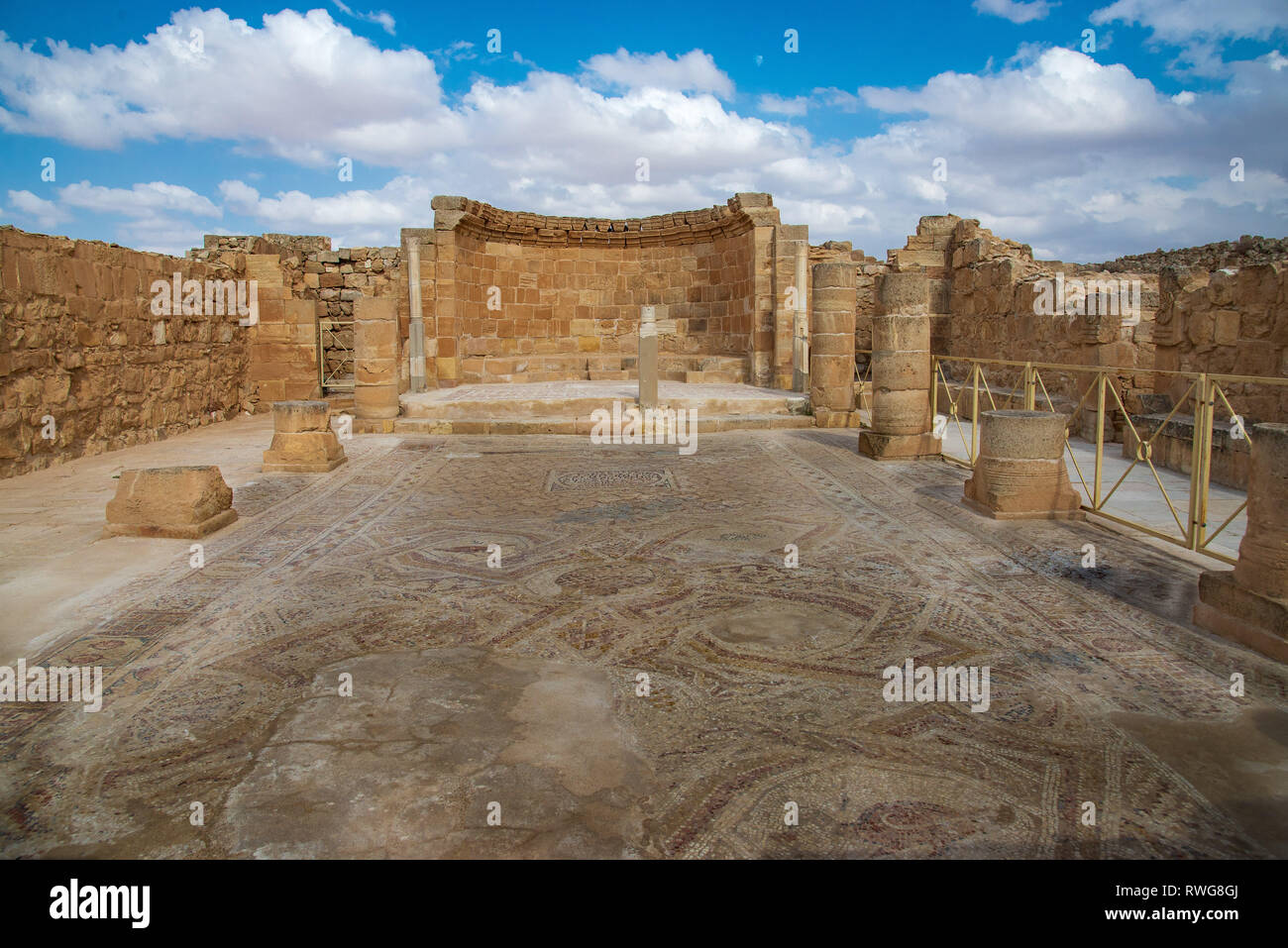 MAMSHIT, Israele / Aprile 10, 2018: questa antica chiesa, con la sua impressionante mosaici pavimentali, in Israele nel deserto del Negev è stata abbandonata dopo il musulmano con Foto Stock