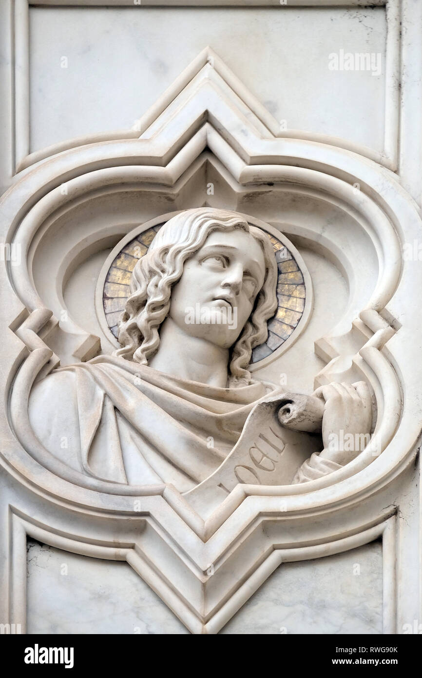 Il profeta Gioele, rilievo sulla facciata della Basilica di Santa Croce