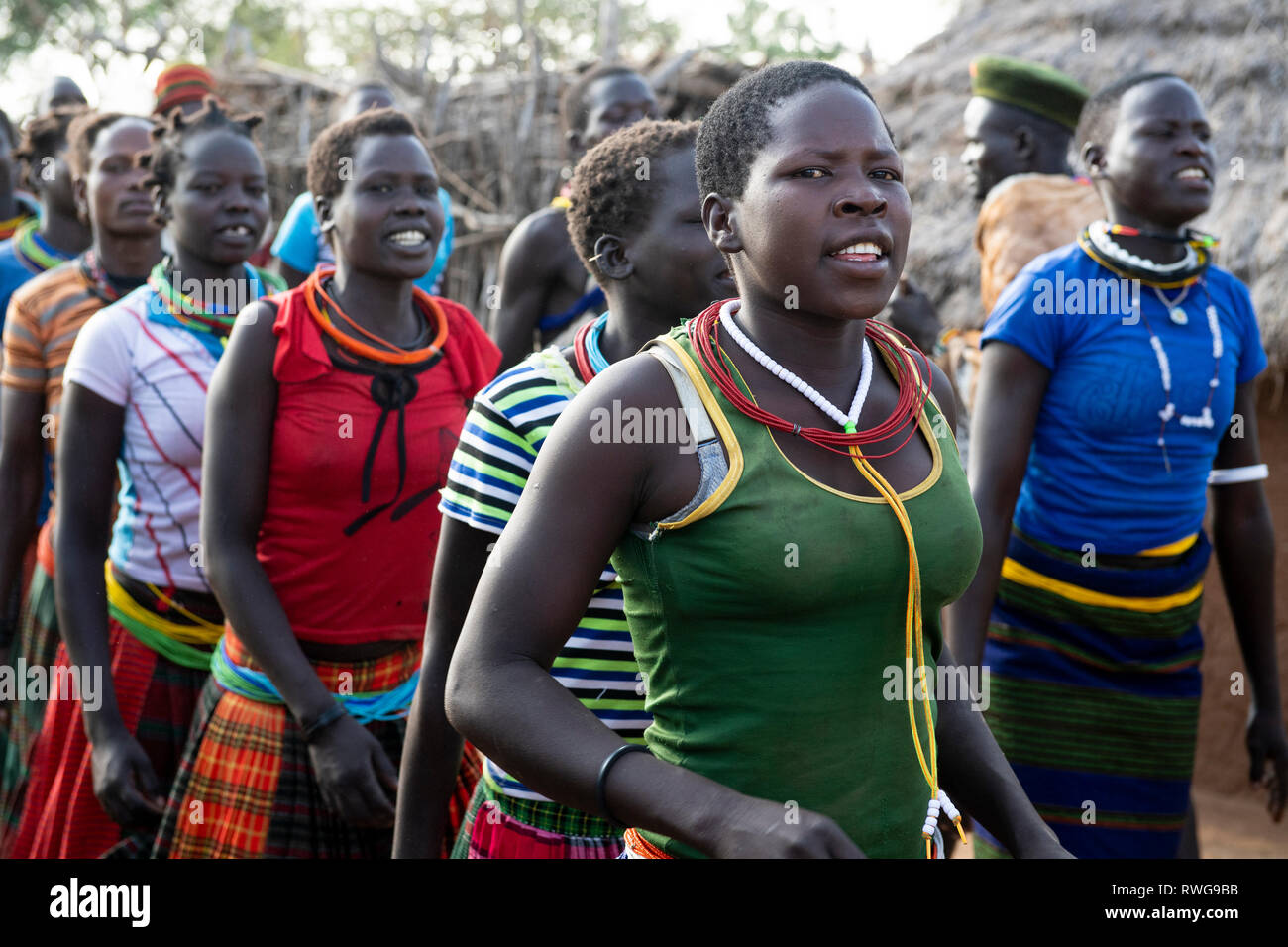 Karamojong tradizionali balli in un villaggio nel nord Uganda Foto Stock