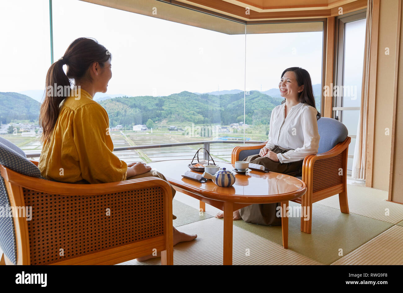 Le donne giapponesi presso un hotel tradizionale Foto Stock