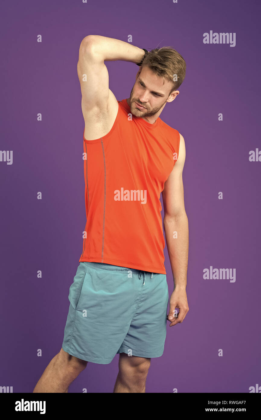 L'uomo confida nel suo ingrediente antitraspirante. Controlli di Guy dry  ascella soddisfatti con i vestiti puliti. Sportivo dopo il training il  piacere di ingrediente antitraspirante. Prevenire, ridurre la sudorazione.  Senza sudore -