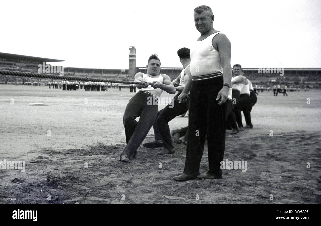 1930, un rimorchiatore di concorso di guerra che hanno luogo durante un Sokol al Strahov Stadium, Praga, Cecoslovacchia. Aperto nel 1926, è stato costruito per la mostra di ginnastica e di altri sport sincronizzati su vasta scala, come il campo è tre volte più ampia come un passo footballl e aveva una capacità di 250.000 spettatori, il che lo rende il più grande stadio mai costruito. Foto Stock