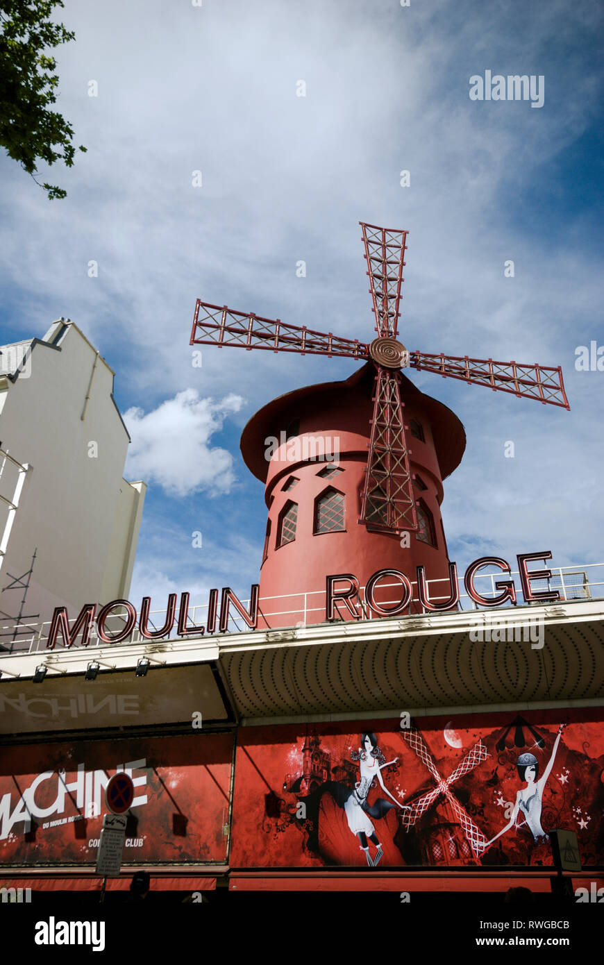 Facciata del Moulin Rouge cabaret a Parigi Foto Stock