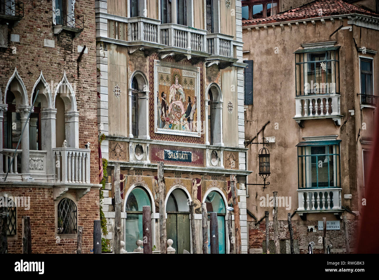 Ornato murale su un edificio storico Venezia Canal Grande, Rinascimento, Mediterraneo, Italia Foto Stock