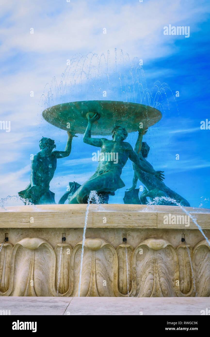 Malta, Floriana: l'imponente fontana del Tritone, progettato da Vincent Apap, situato appena al di fuori della città storica Porta della la capitale di Malta. Foto Stock