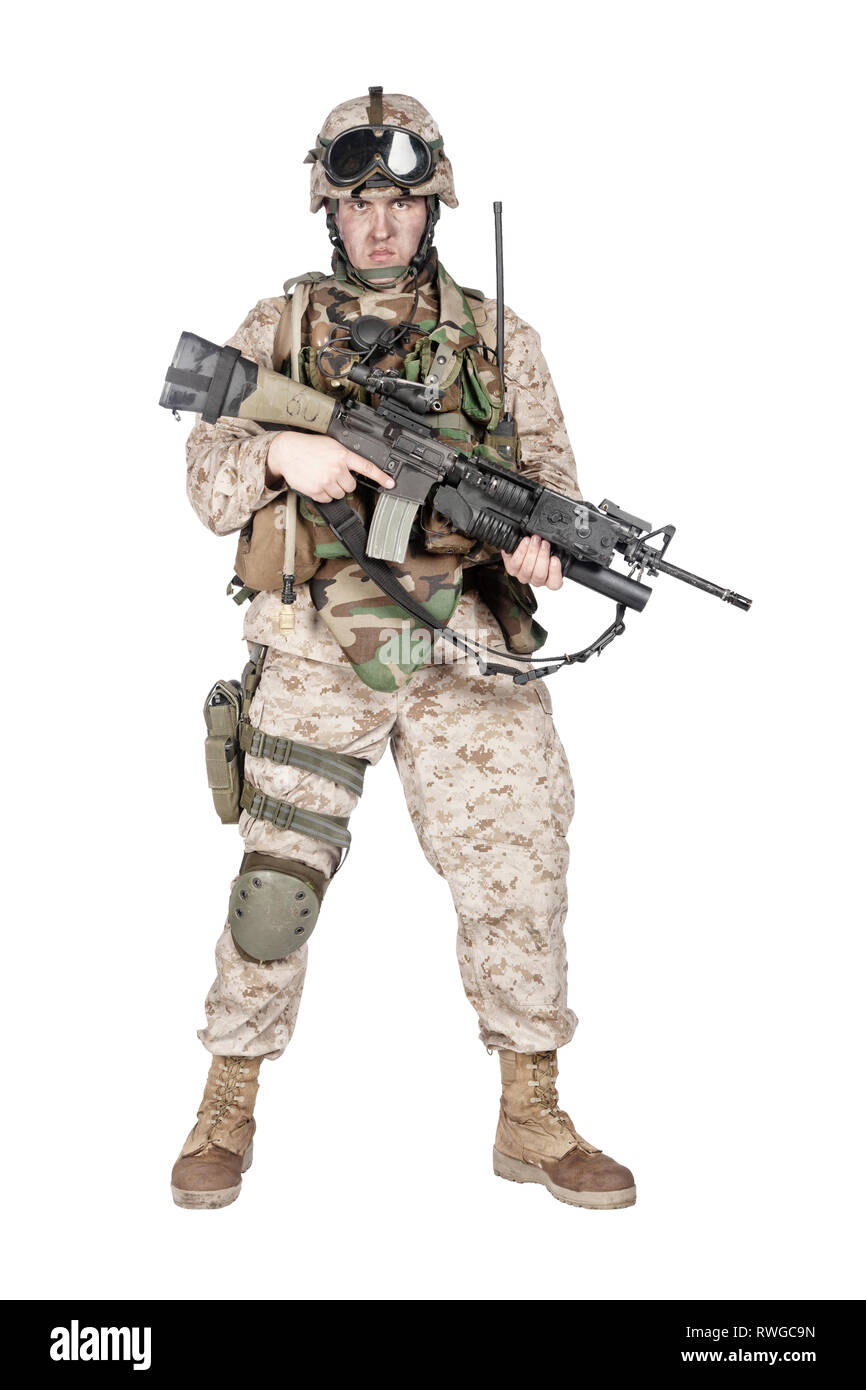 Lunghezza completa studio shot di U.S. Marine Corps rifleman in piedi con il fucile di servizio. Foto Stock