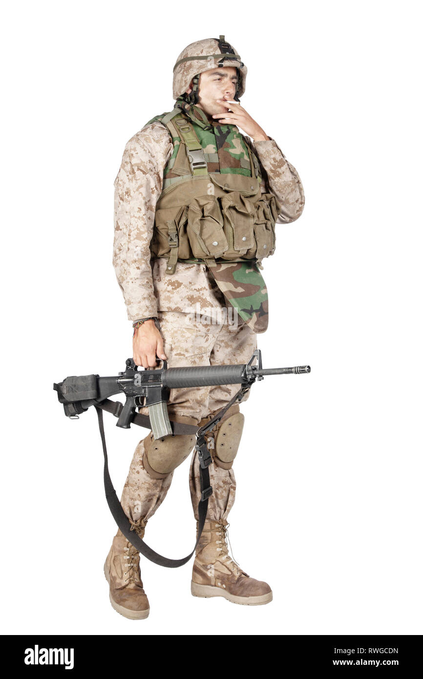 Soldato in camuffamento combat uniform in piedi con la mitragliatrice. Foto Stock