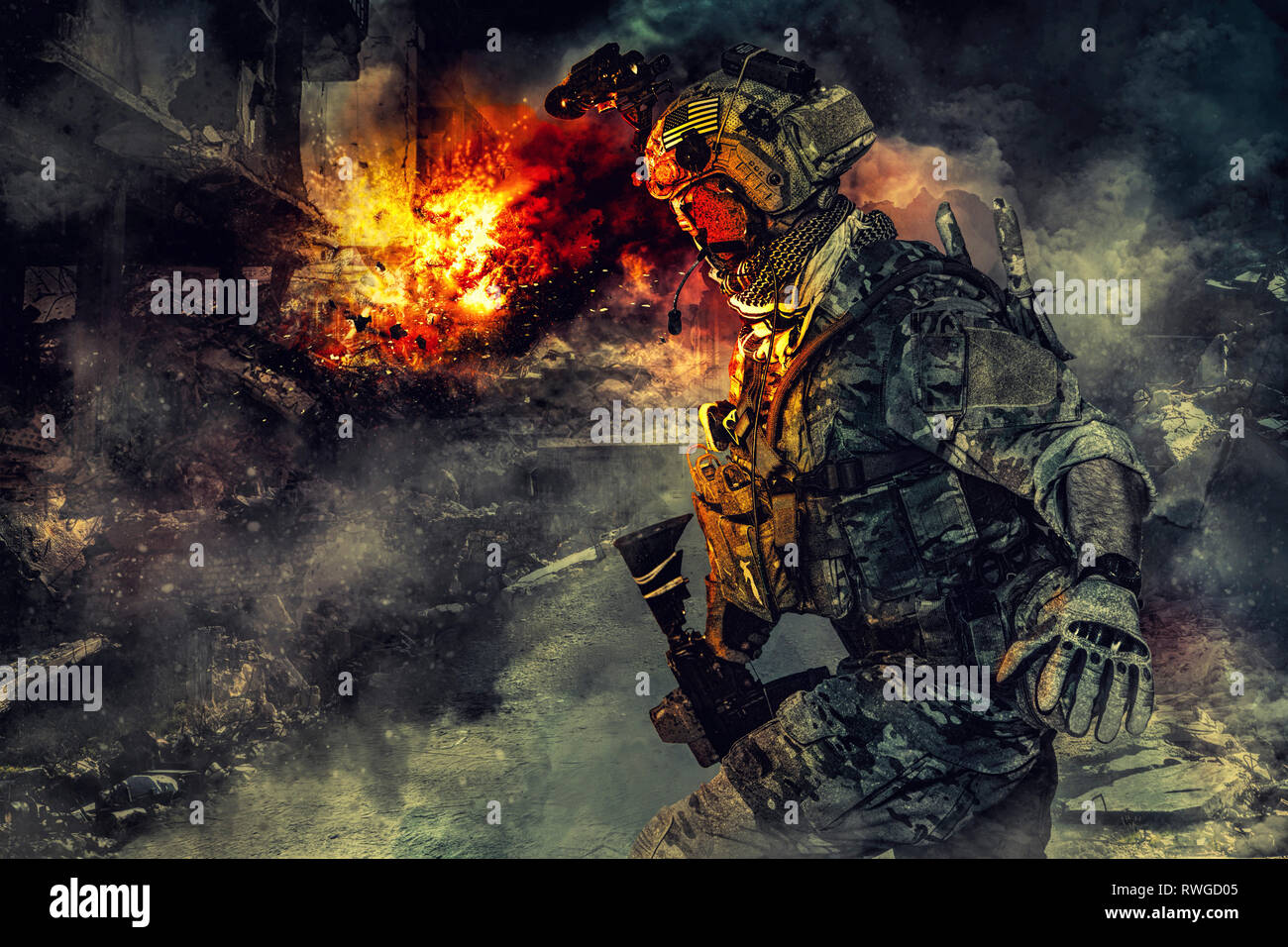Soldato dell'esercito in azione. Grande esplosione con il fuoco e il fumo flutti in background. Foto Stock