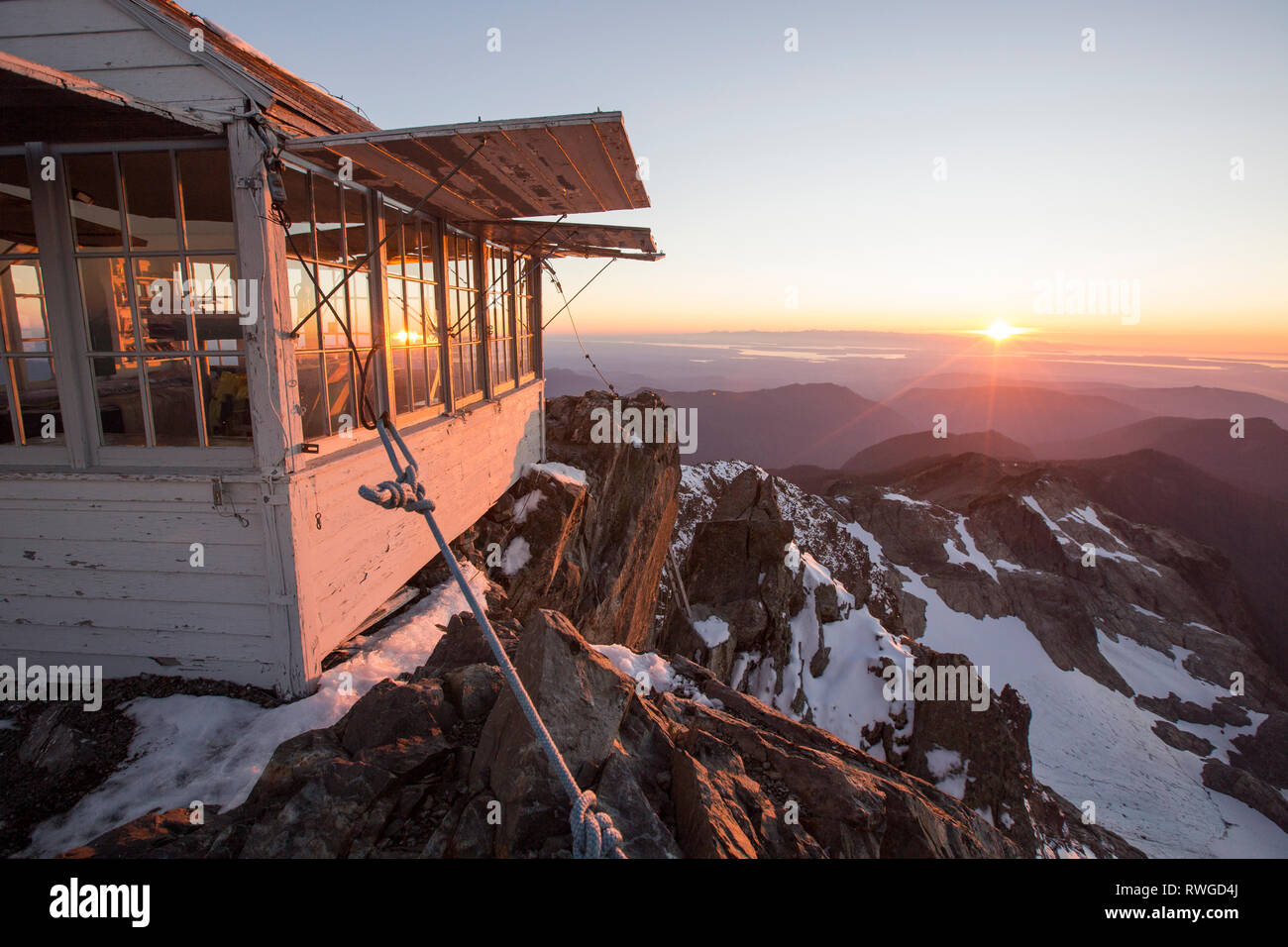 Il restaurato fire lookout, costruita nel 1932, su tre dita di montagna, nei pressi di Seattle, Washington, Stati Uniti d'America. Foto Stock