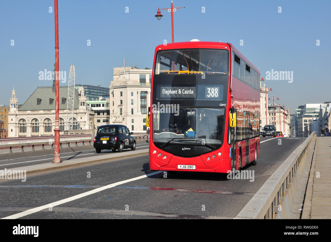 Red Double-decker bus attraversando Blackfriars road ponte sul fiume Thames, London, England, Regno Unito Foto Stock