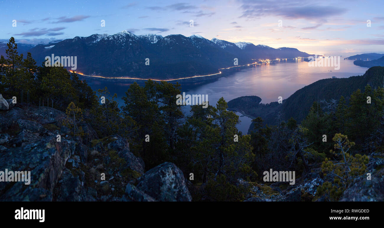 Guardando oltre il Sea to Sky Highway dal leader di picco sul isola di incudine, British Columbia, Canada. Foto Stock