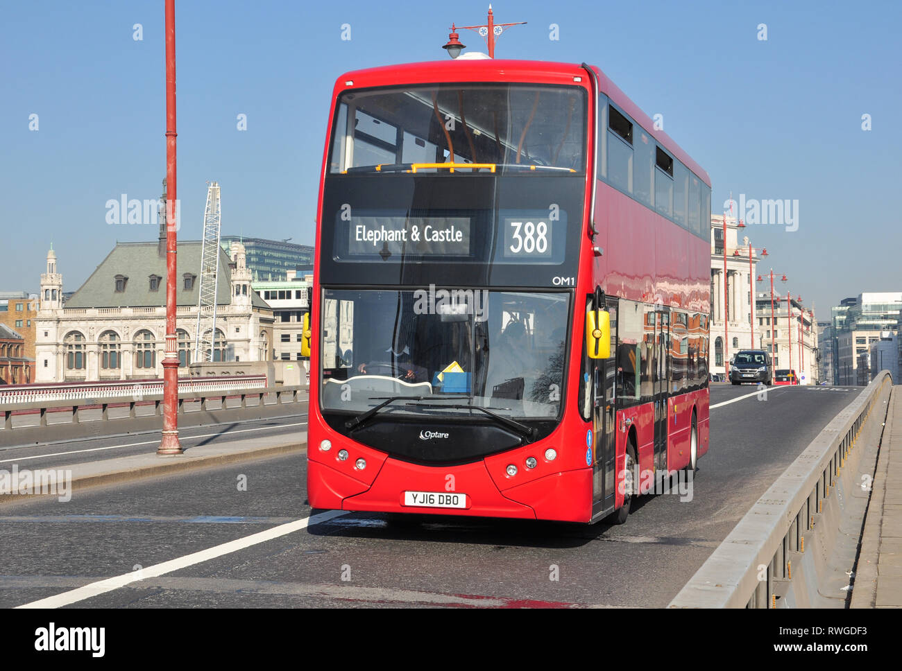 Red Double-decker bus attraversando Blackfriars road ponte sul fiume Thames, London, England, Regno Unito Foto Stock
