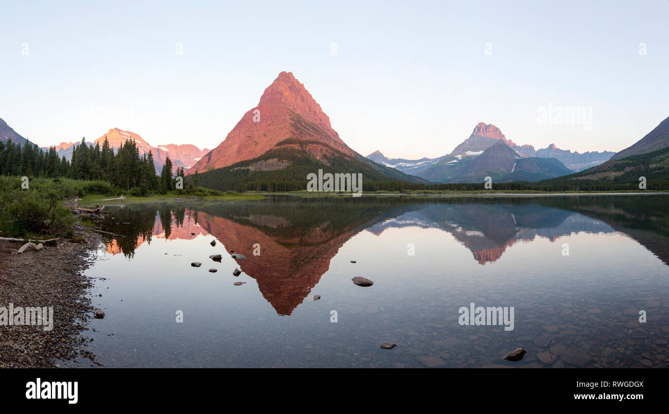 Tramonto su molti lago glaciale nel Parco Nazionale di Glacier, Montana, USA Foto Stock