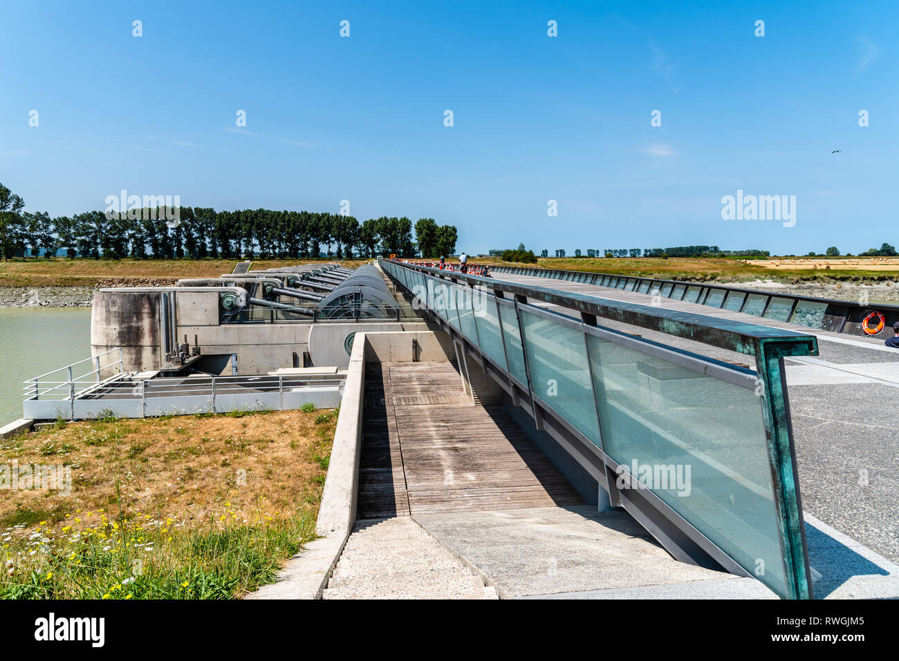 Il Barrage per il controllo delle maree nella baia di Mont Saint Michel Foto Stock