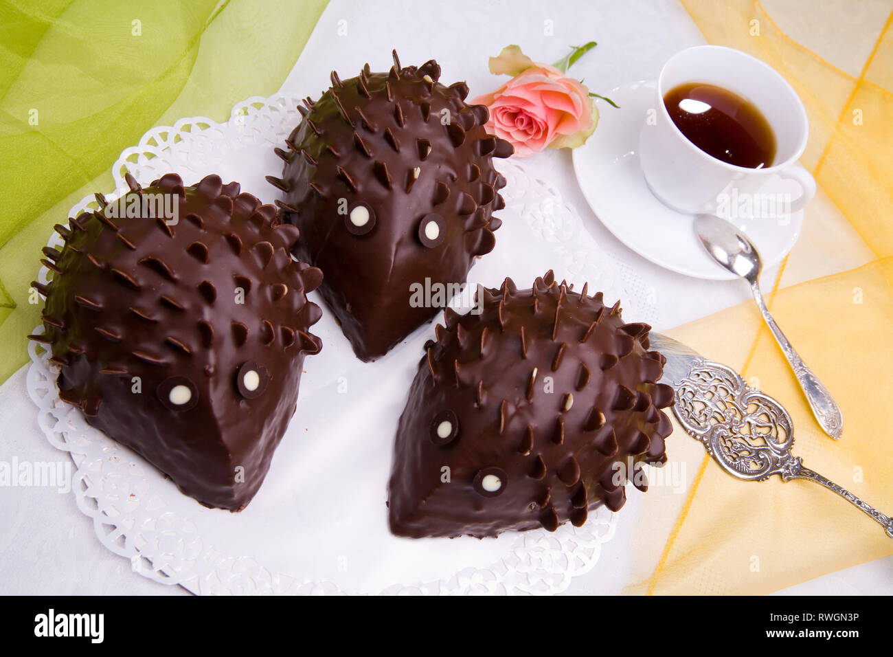 Torta di hedgehog con rose e caffè Foto Stock