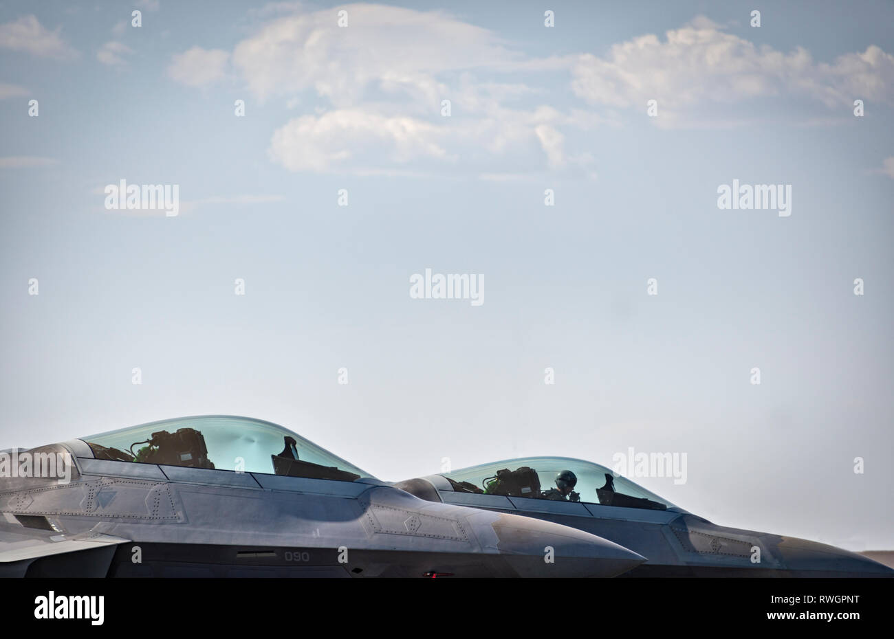 Due US Air Force F-22 rapaci, un pilota con la preparazione per il volo Foto Stock