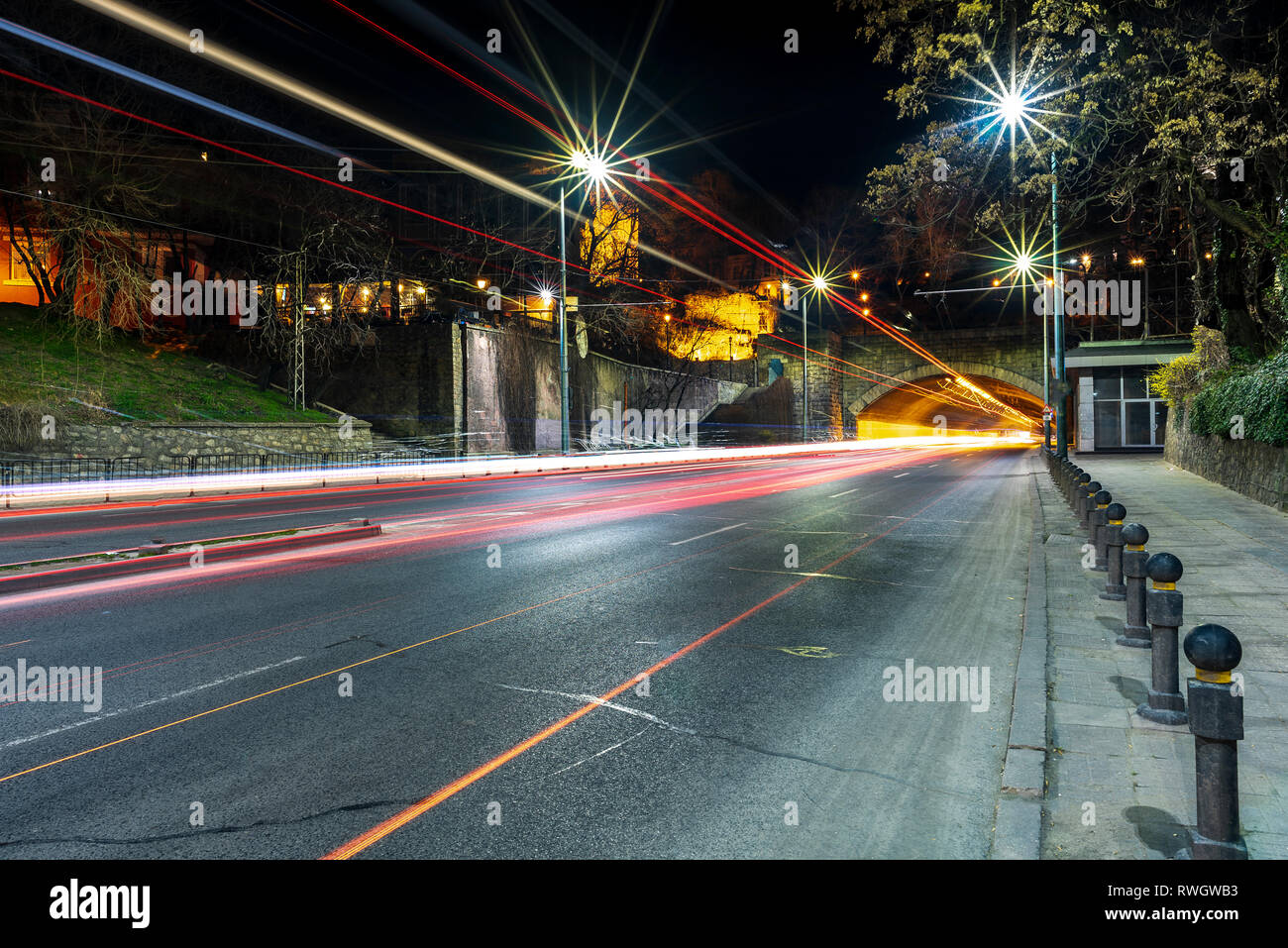 Fari di automobili, presa sulla città di Plovdiv, Bulgaria con esposizione a lungo termine Foto Stock