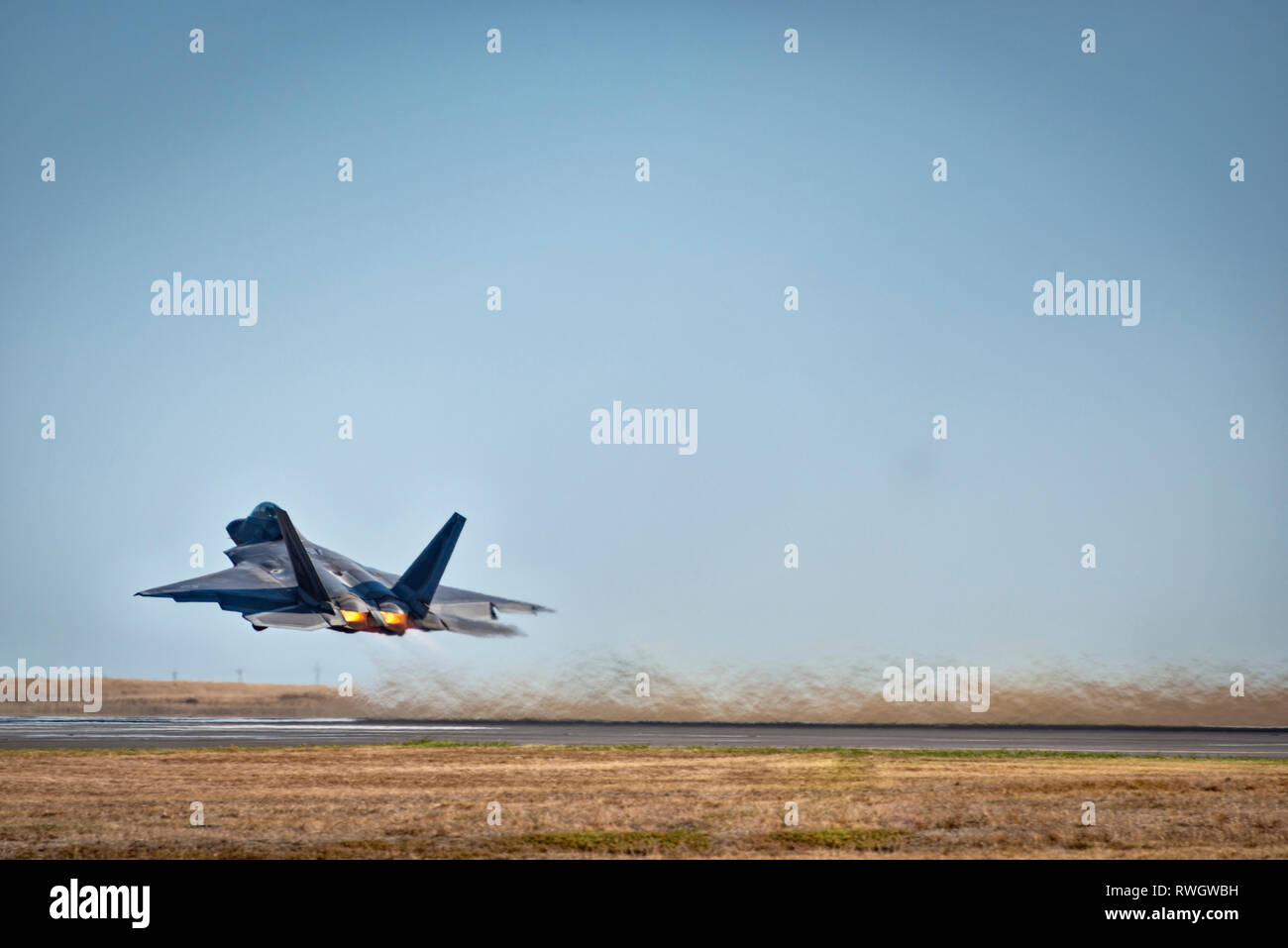 US Air Force F-22 Raptor in volo,prendendo il largo con fiamme da motori Foto Stock